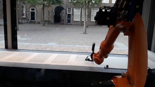 Рука робота пишет книгу калиграфическим почерком. Дортрехт. Чудеса Голландии