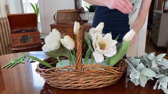 Magnolia Tulip Spring Table Centerpiece - Farmhouse Spring Decorating смотреть онлайн