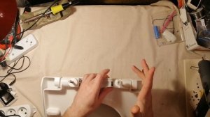 Ремонт крышки унитаза с микролифтом с помощью клеевого пистолета