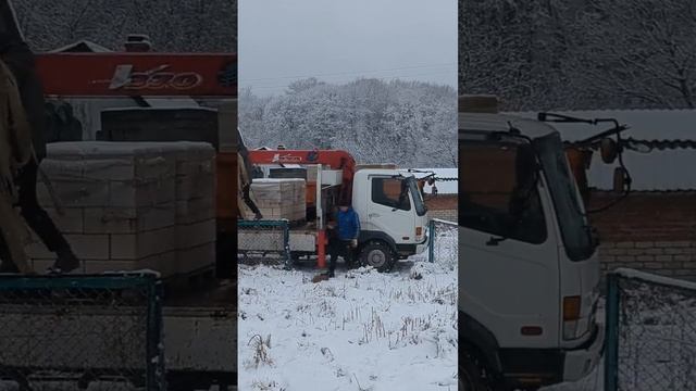 привезли 600 гипсоблоков и 100 шлакоблока. Разгружаемся смотреть онлайн