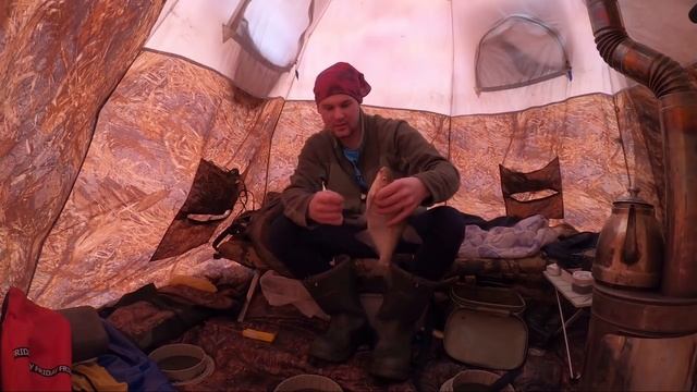 ЖЕРЛИЦЫ НЕ ДАЮТ ПОКОЯ! Рыбалка с ночевкой зимой | Ловля ЛЕЩА в палатке на поплавок! 2022 смотреть онлайн