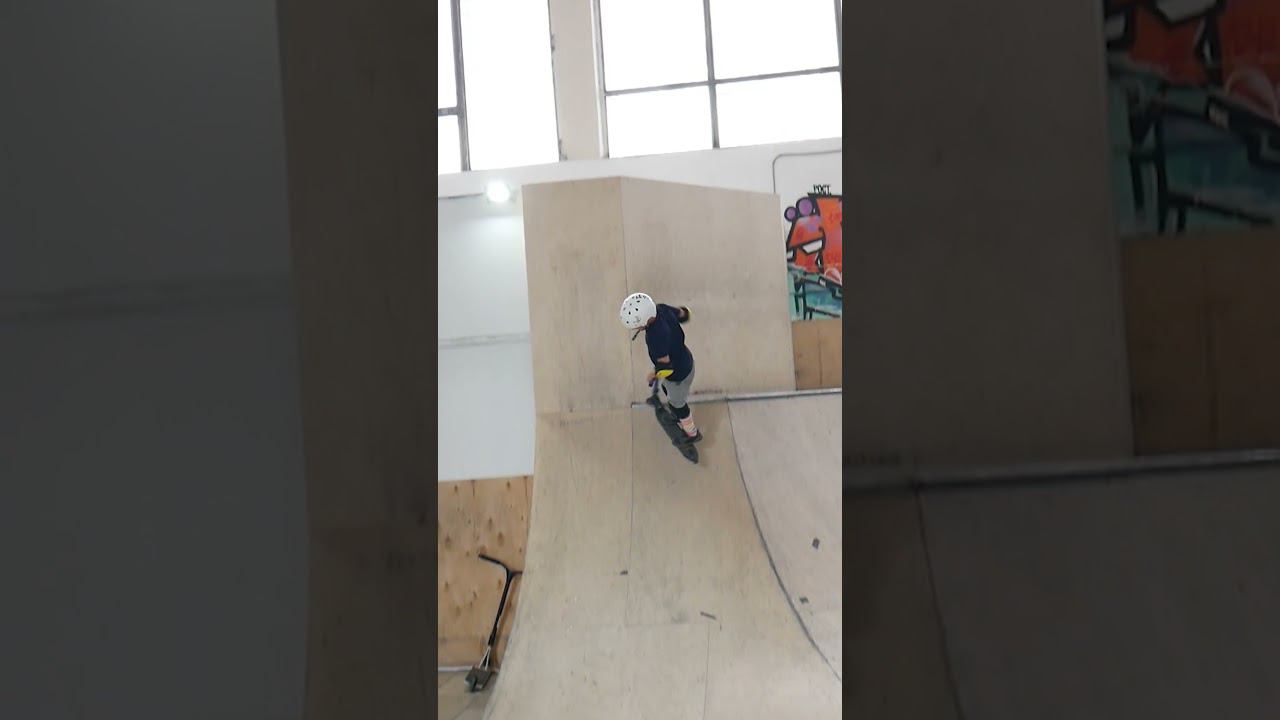 Трюк Bri Flip (Брай флип) Тренировка в скейт парке на трюковом самокате. смотреть онлайн