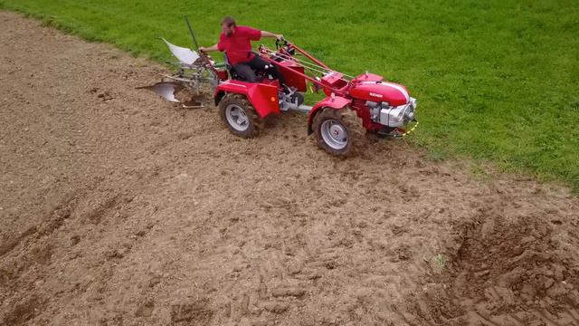 Bucher KT10 Quattro - Beim Pflügen in Schlierbach LU смотреть онлайн