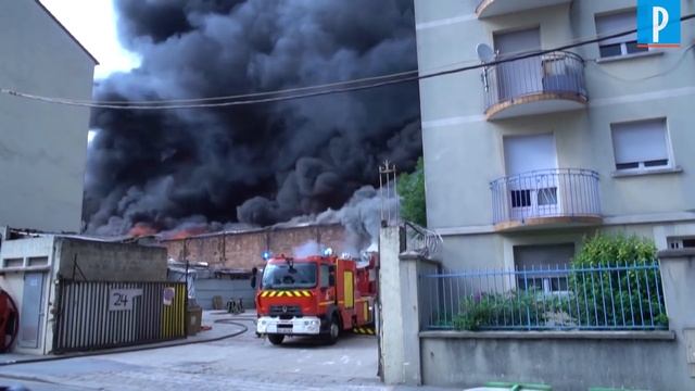 Aubervilliers : un entrepôt textile ravagé par les flammes смотреть онлайн