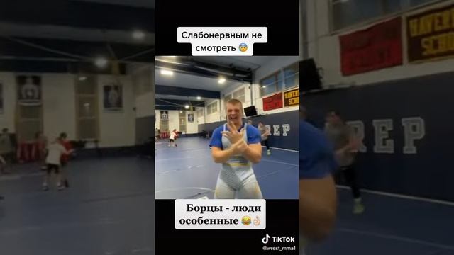 Сломал и сразу вправил палец во время схватки смотреть онлайн