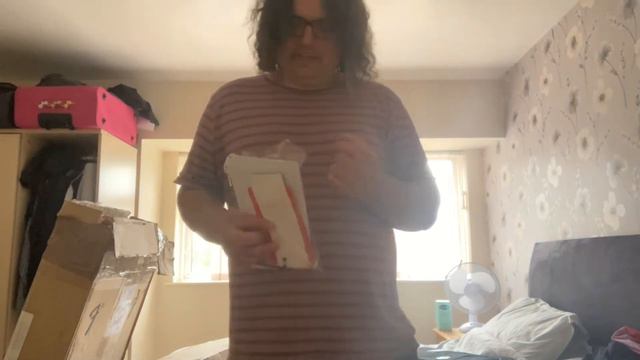 Unboxing of Fender Deluxe Roadhouse Strat смотреть онлайн