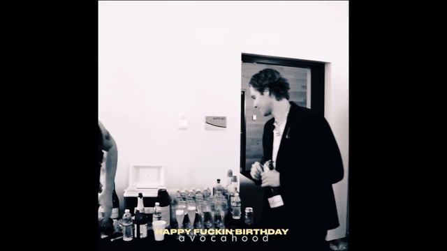 ➤ no one hates luke hemmings more than 5sos