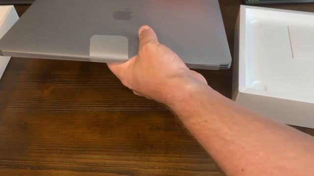 Unboxing The 13" Apple MacBook Pro (M1) (Late 2020) смотреть онлайн