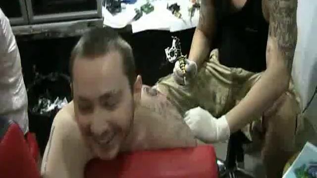 Как делают татуировку  репортаж из салона