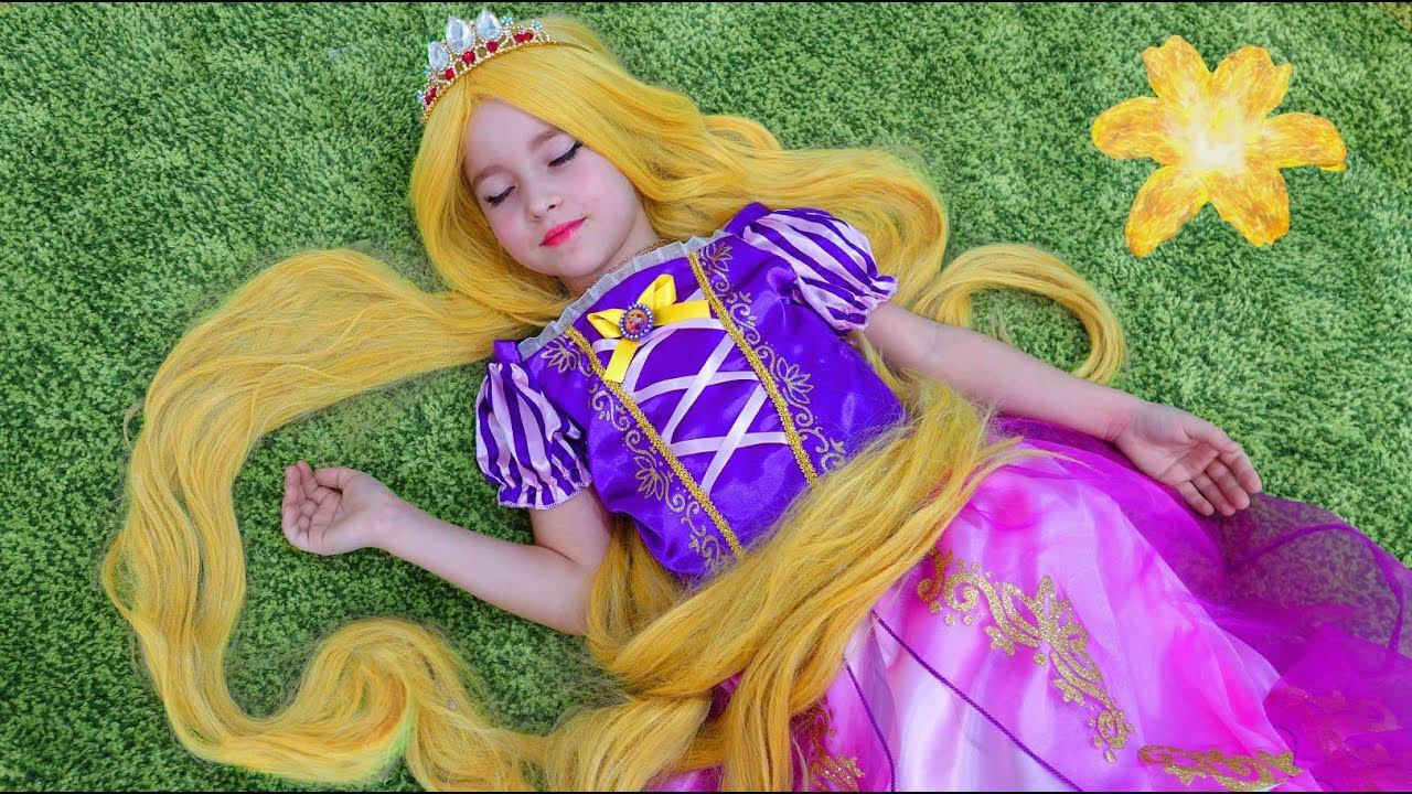 София становится Принцессой Рапунцель и Играет в Новый игровой Домик для детей смотреть онлайн