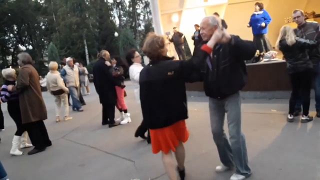 В осеннем танго с поцелуями дождя !!!?? Танцы в парке Горького!!! ??Харьков 2021 смотреть онлайн