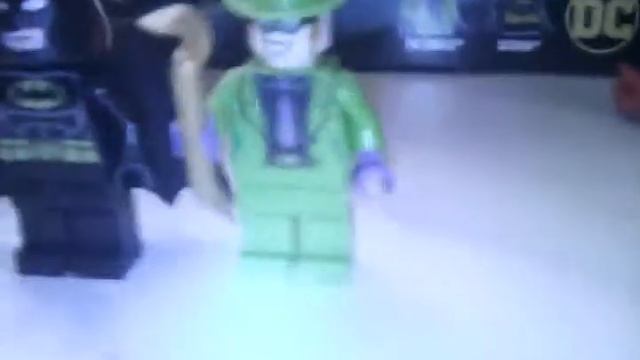 Обзор на набор лего Бэтмен 76137 Бэтмен и ограбление загадочника смотреть онлайн