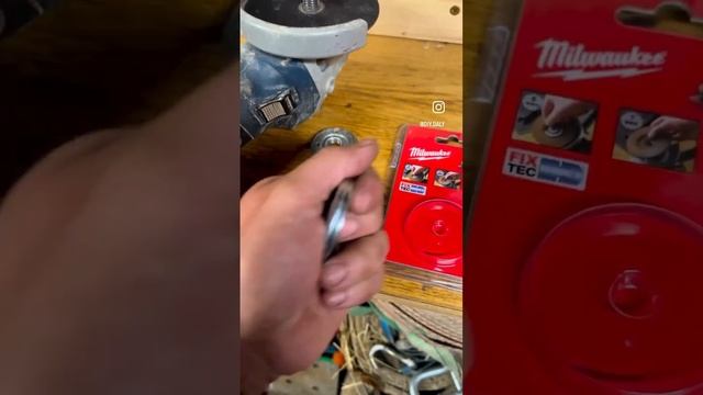 What a handy tool! Quick release nut for a grinder.. #milwaukee #grinder #tools #mechanic смотреть онлайн