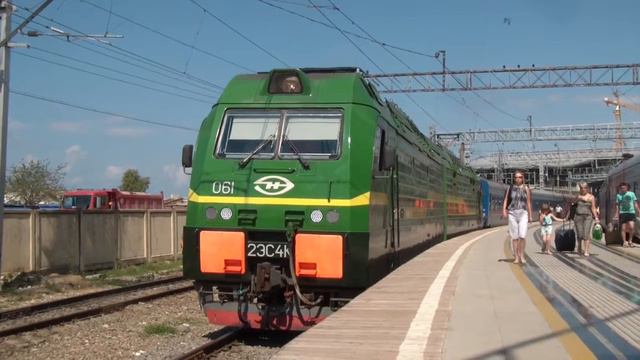 Электровоз 2ЭС4К-061 отцепляется от поезда смотреть онлайн