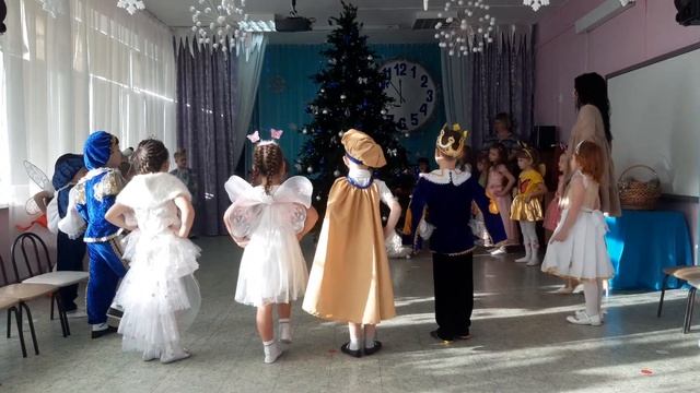 Хоровод "К нам приходит новый год" смотреть онлайн