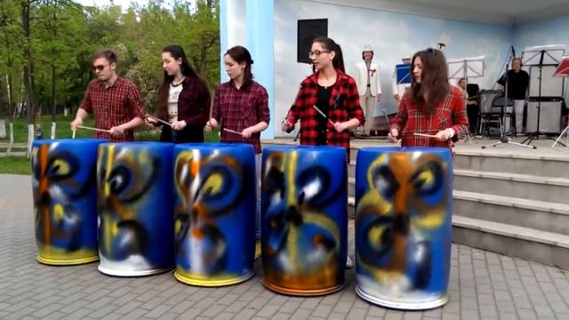 УДАРНИКИ ИГРАЮТ НА БОЧКАХ