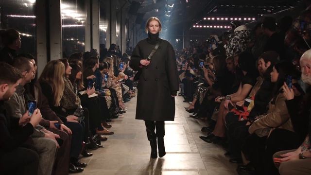Isabel Marant Fall Winter 2923 смотреть онлайн