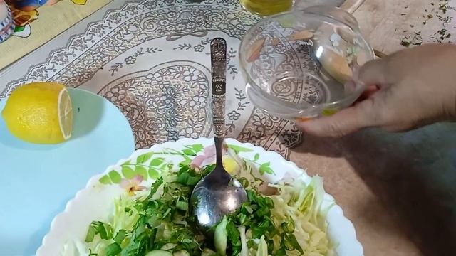 Салат из молодой капусты с заправкой на оливковом масле. смотреть онлайн