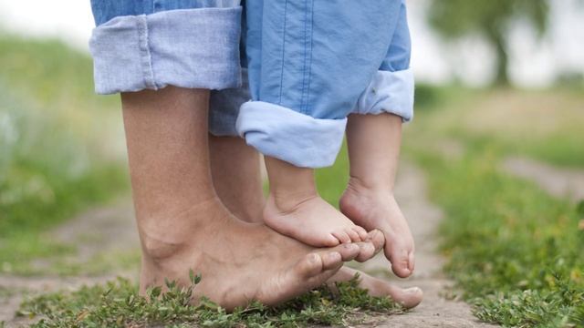 Босиком по мостовой: так ли полезно ходить без обуви на самом деле смотреть онлайн