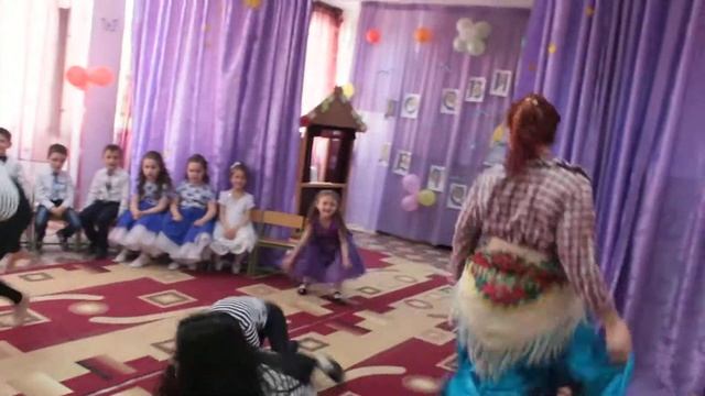 Наши Бяки-буки) танец воспитателей и выпускников на Выпускном балу в детском саду смотреть онлайн