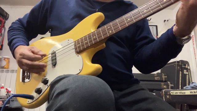 1976 Fender Musicmaster Bass - Olympic White смотреть онлайн