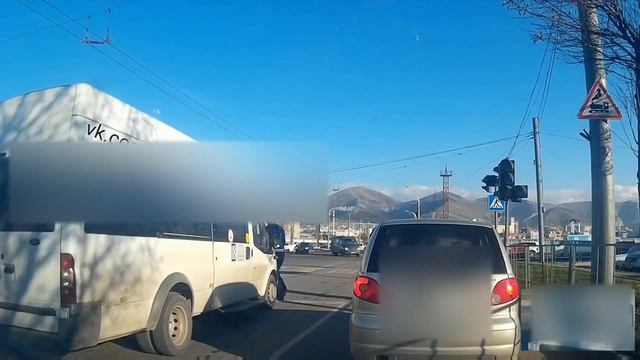 Новороссийск. Водитель маршрутки экстренно снимает номера смотреть онлайн