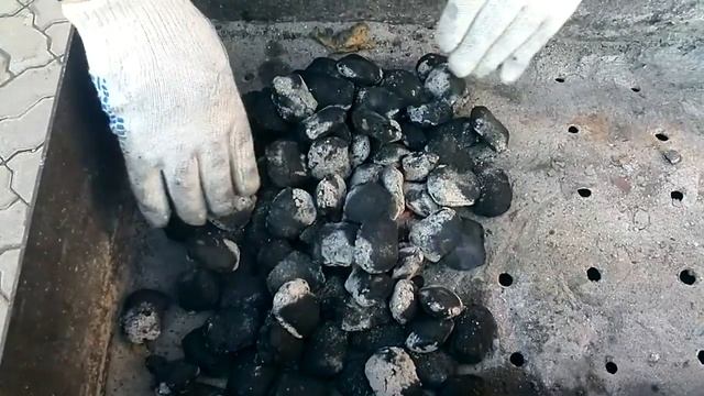 Жарим мясо на древесно-угольных брикетах. Прошло 5 минут. (часть 3) смотреть онлайн