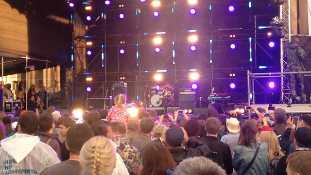 Потрясающая барабанщица из команды Maceo Parker смотреть онлайн