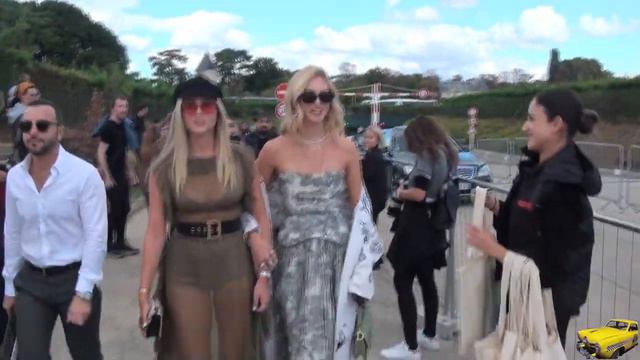 FASHION WEEK PARIS EXIT DIOR with CHIARA ET VALENTINA FERRAGNI смотреть онлайн
