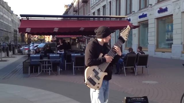 Гитарист играет на улице на самодельной гитаре смотреть онлайн