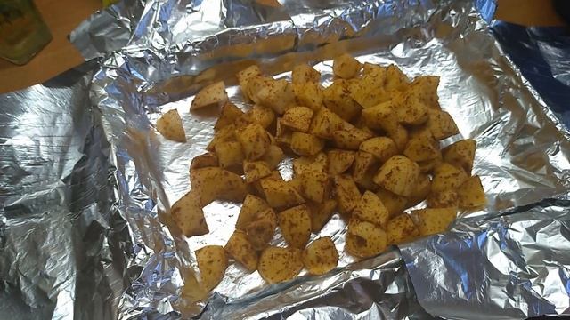 Картофель с курицей в духовке.