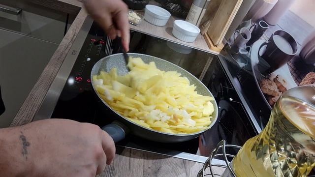 Жареная картошка по украински. С сальцом, с лучком, яйцом. Очень вкусная еда. смотреть онлайн