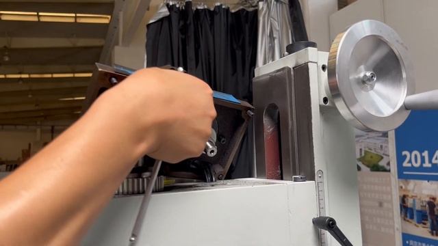 How to change the belt on a WEISS VM series milling machine using the VM25L machine as an example смотреть онлайн