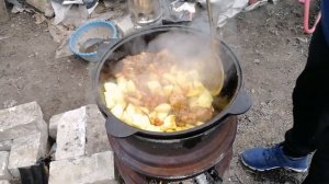 Кролик в казане тушёный в сметане.