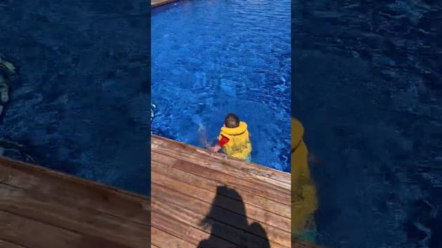 Илья прыгает и плавает в центральном бассейне отеля Макс Роял Белек / Maxx Royal Belek смотреть онлайн
