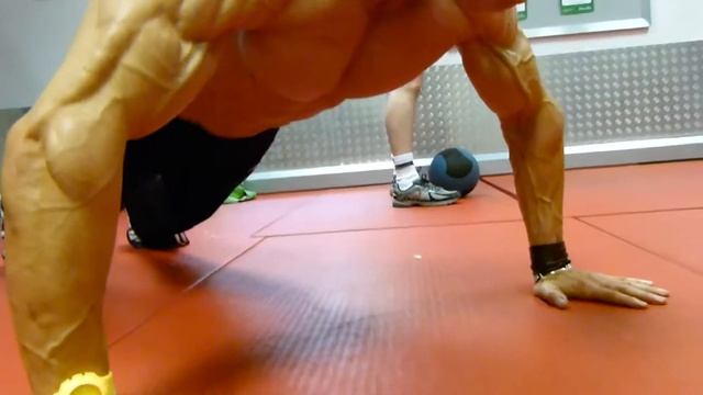 Самый рельефный спортсмен. Отжимания смотреть онлайн