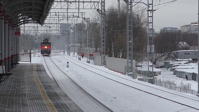 Тепловоз ТЭП70-0355 (ТЧЭ-14) следует резервом.