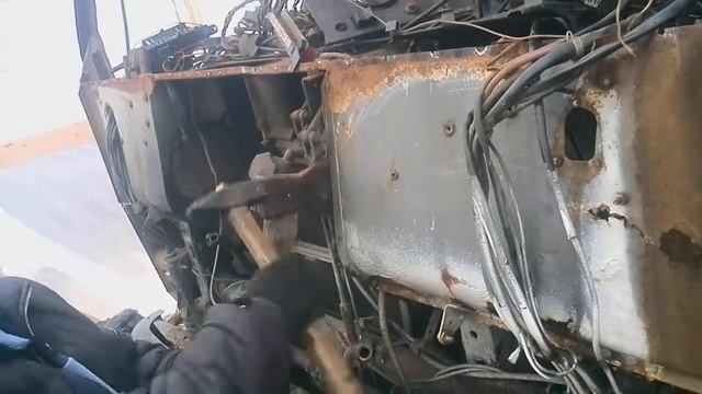 Главное при ремонте кабины грузовика иметь хороший тапор