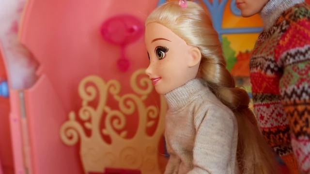 НОВЫЙ ГОД БЕЗ ЁЛКИ? Мама Барби и Маша смотреть онлайн
