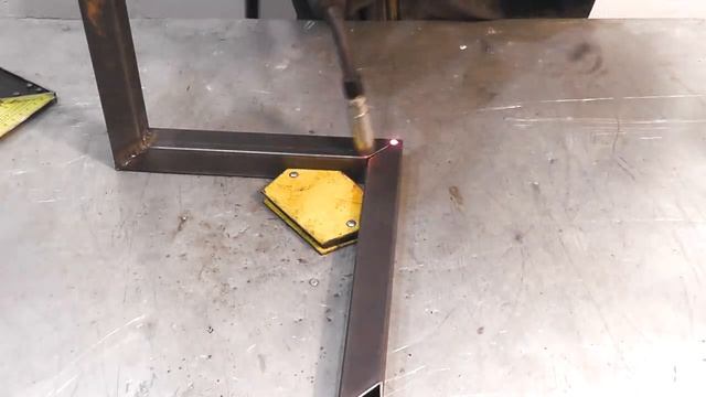 Невозможная сварка! Треугольник Пенроуза. Невозможный треугольник смотреть онлайн