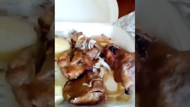 Страстный поцелуй с шашлыком 😉 смотреть онлайн