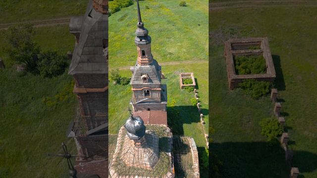 Это заброшенный храм в живописном месте