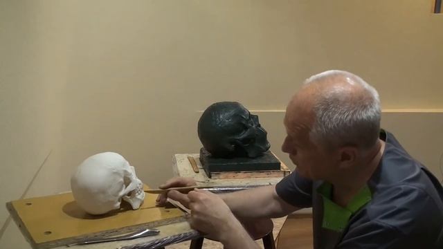 Уроки скульптуры и рисунка: лепка черепа человека, детализация, часть 4 смотреть онлайн