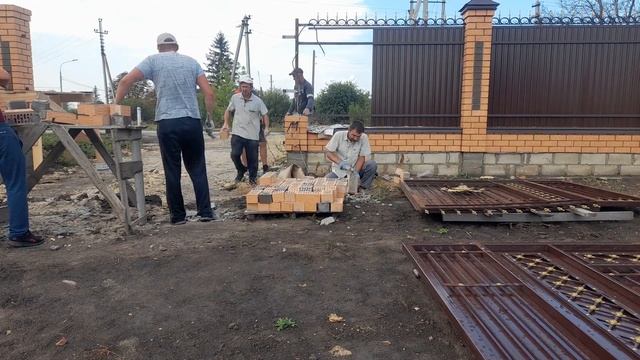 Разбираем кирпичные столбы! Усиление столбов под ворота. смотреть онлайн