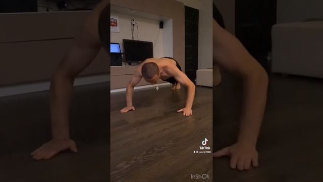 Как отжиматься с хлопком за спиной #отжимания #дома #спорт #качалка #гири смотреть онлайн