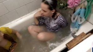 Вика помыла голову 5 раз))))