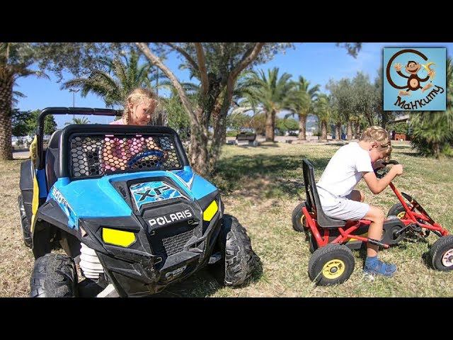 Дети и машинки. Дети катаются на детских машинах. МанкиТайм смотреть онлайн