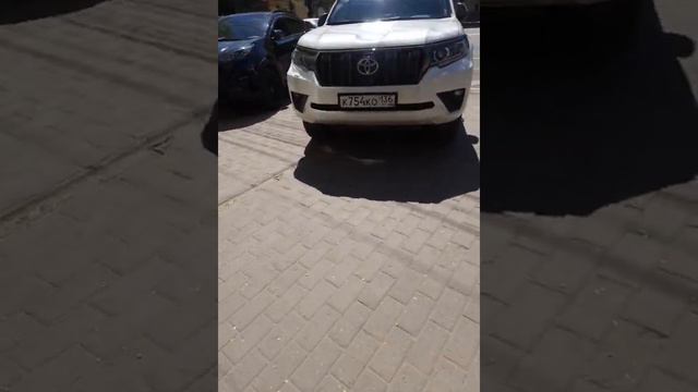 Парковка на тротуаре через полосу для общественного транспорта и желтую линию смотреть онлайн