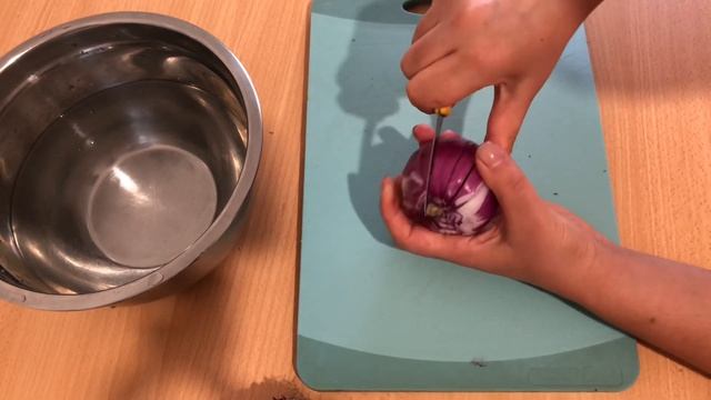 Делаем хризантему из красного лука