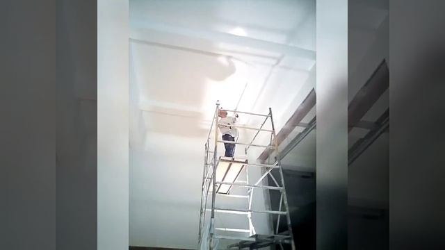 Покраска потолков с помощью мошинного краскопульта. смотреть онлайн